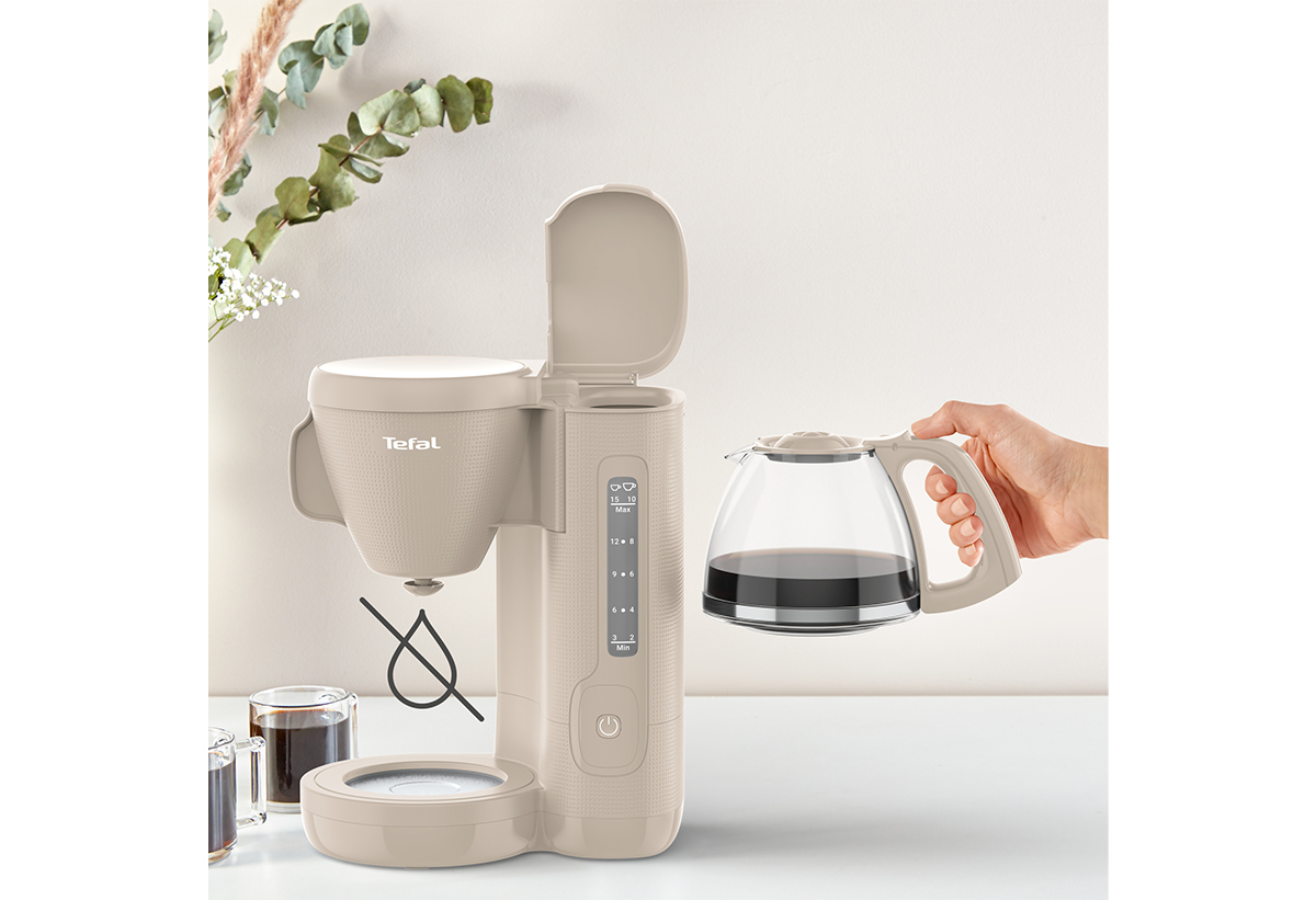 Απεικονίζεται ένα χέρι να κρατά το δοχείο της καφετιέρας.